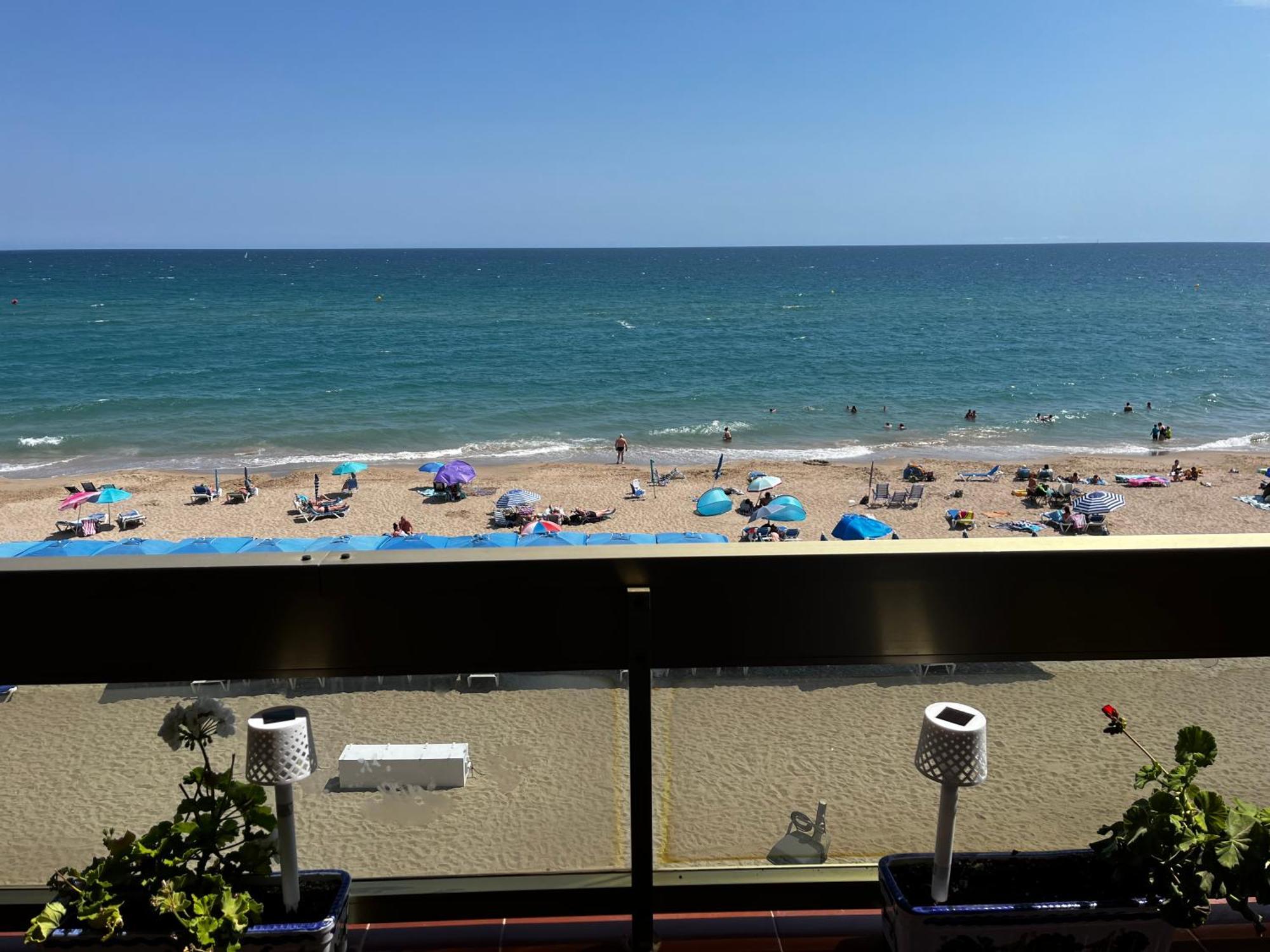 Acogedor Y Amplio Apartamento Familiar A Pie De Playa Calafell Exterior foto